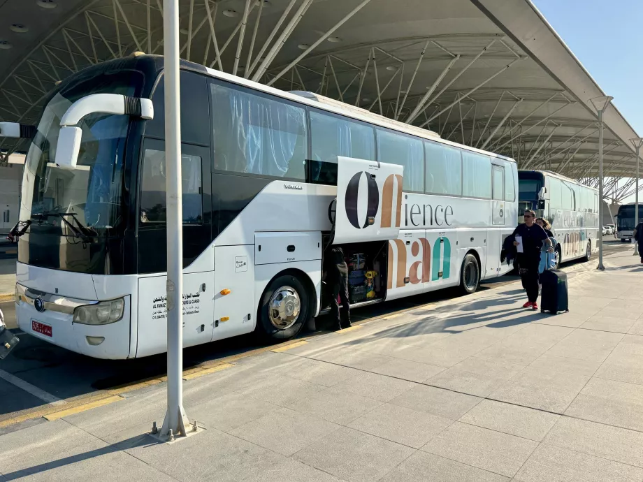 Autocarros de transporte para clientes de agências de viagens