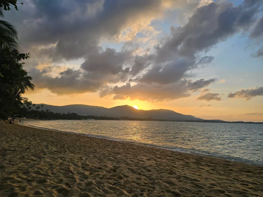 Pôr do sol sobre a ilha - vista da praia do hotel