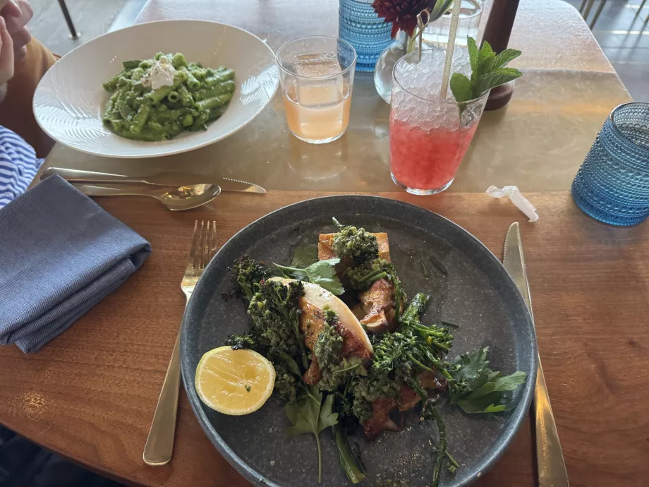 Comida no restaurante Peak