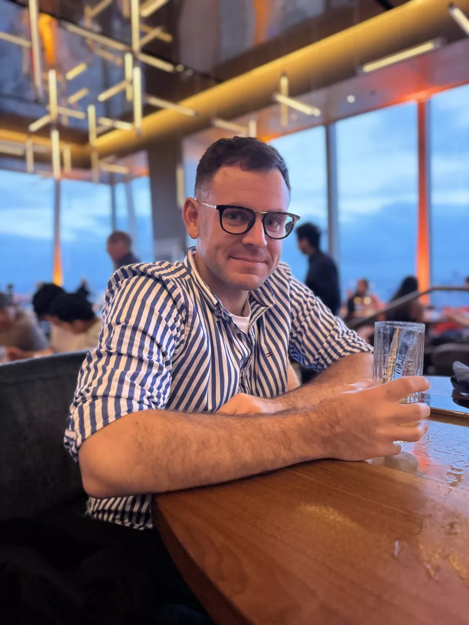 Eu no restaurante Peak