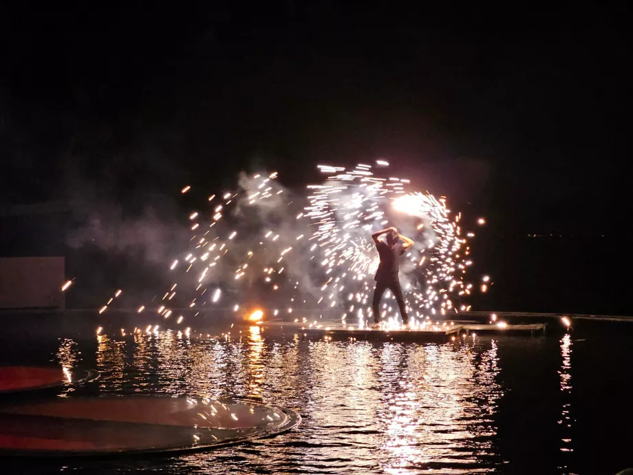 Espetáculo de fogo no WooBar