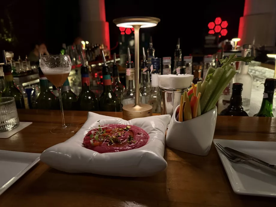 Húmus com beterraba no WooBar