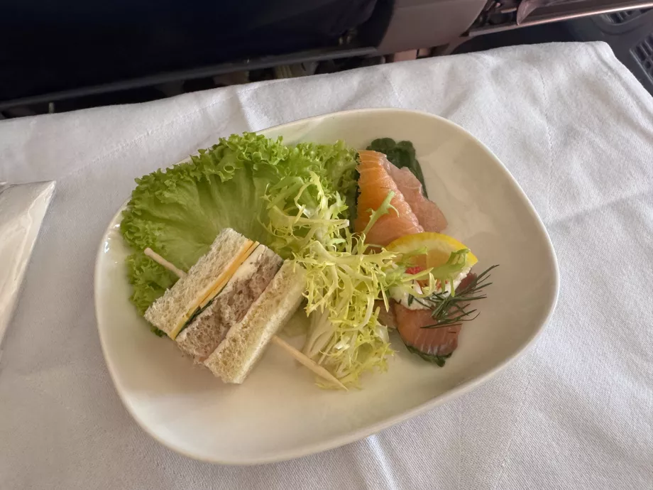 Entrada: tostas, salada e salmão