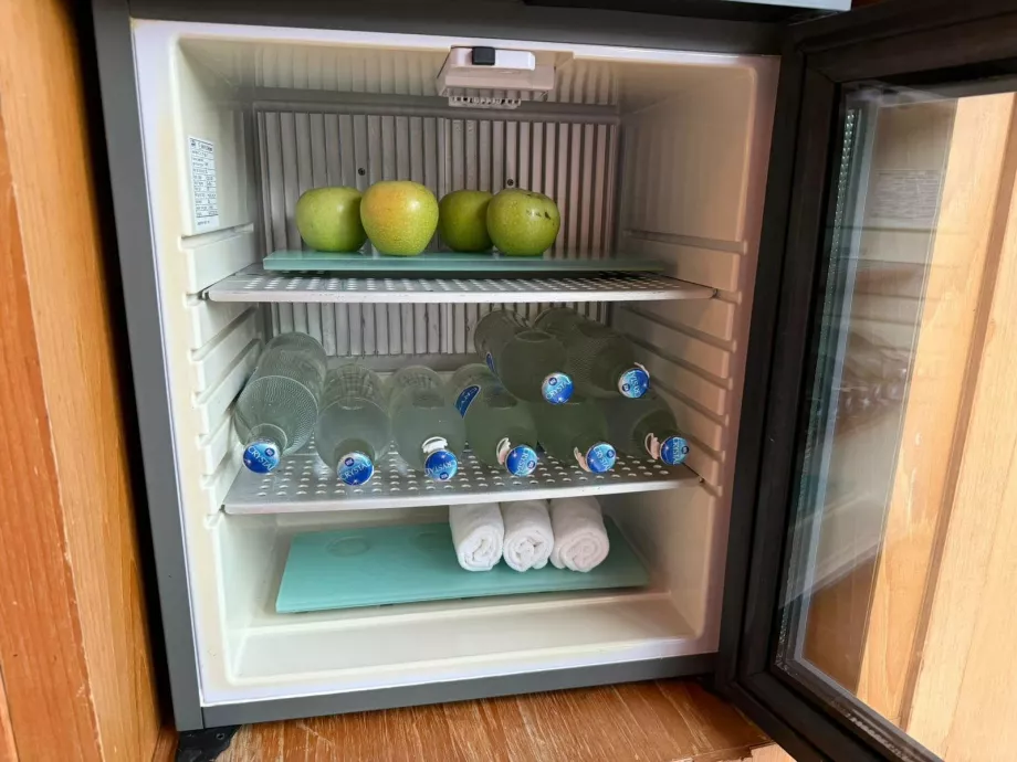 Água, toalhas e maçãs gratuitas no ginásio