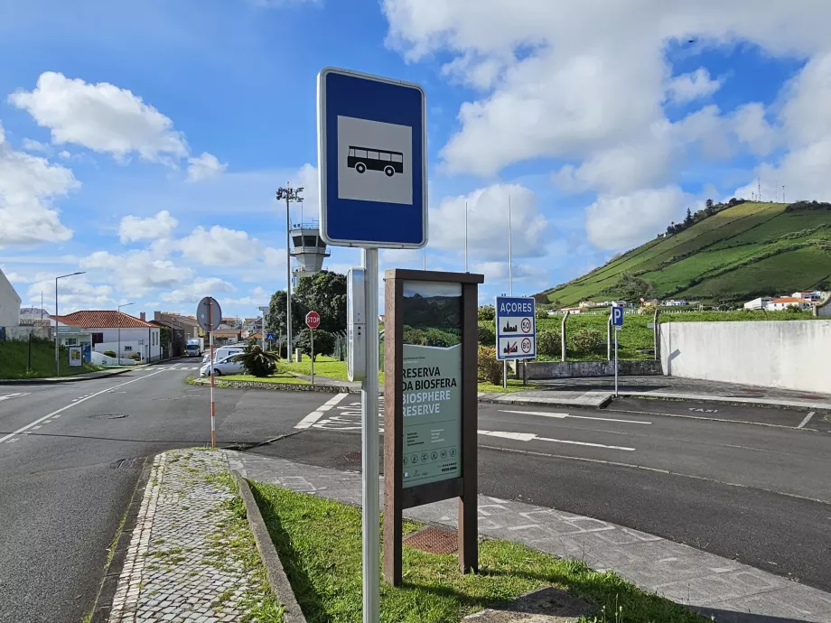 Paragem de autocarro no Aeroporto das Flores