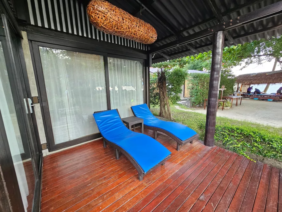 Espreguiçadeiras em frente à nossa Suite com um quarto