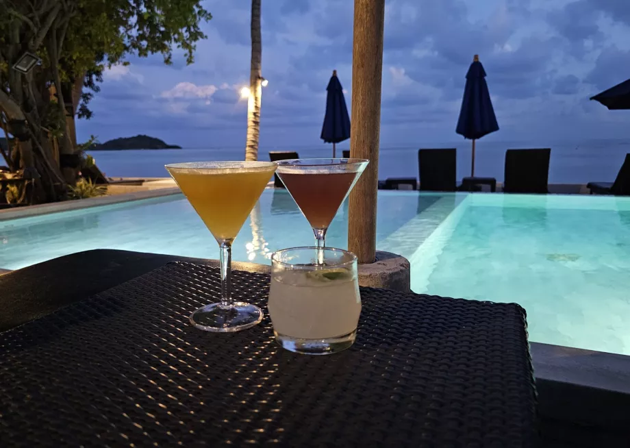 Bebidas junto à piscina