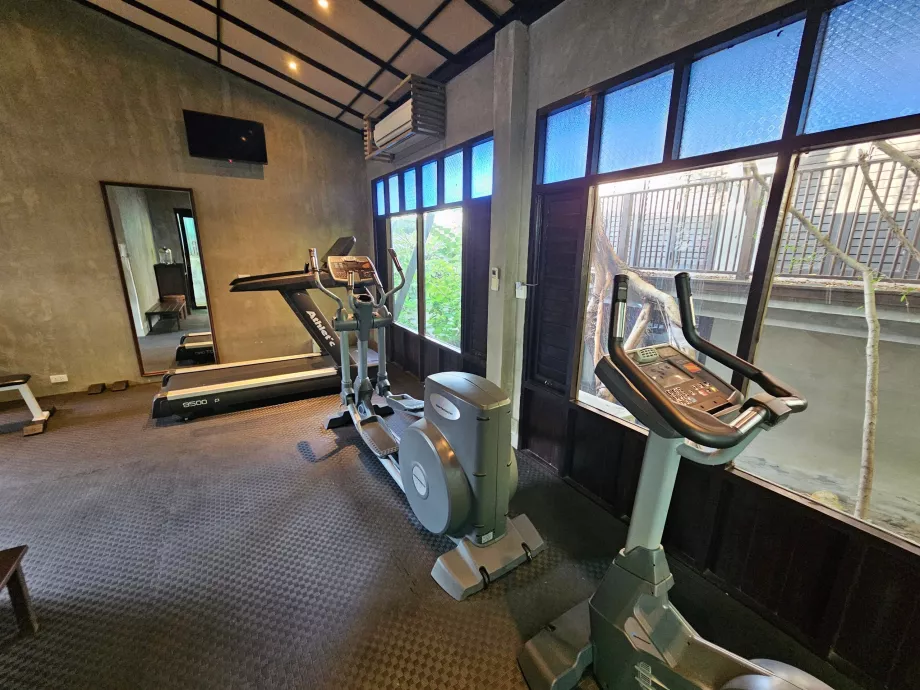 Ginásio com equipamento antigo