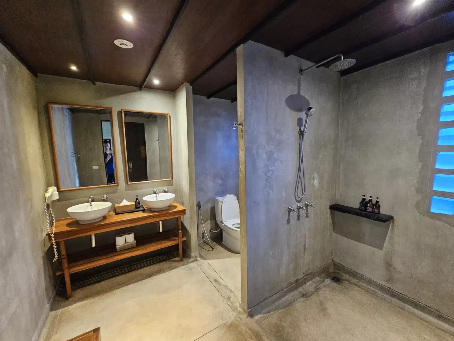 Casa de banho no ginásio de fitness