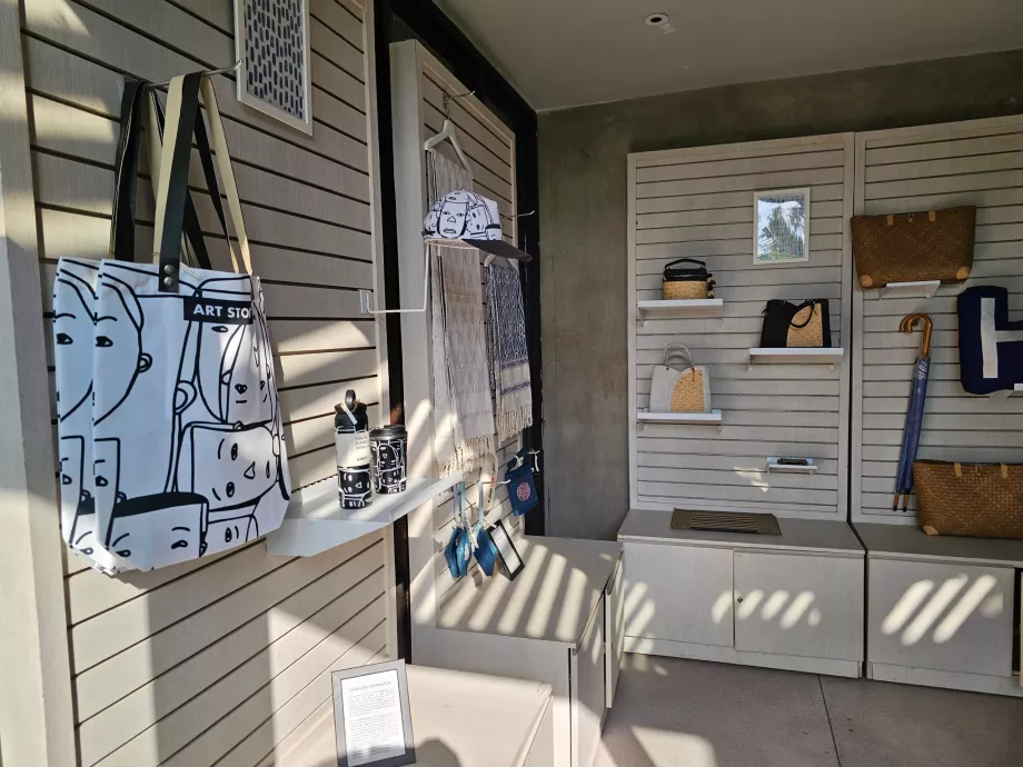 Pequena loja de recordações na receção