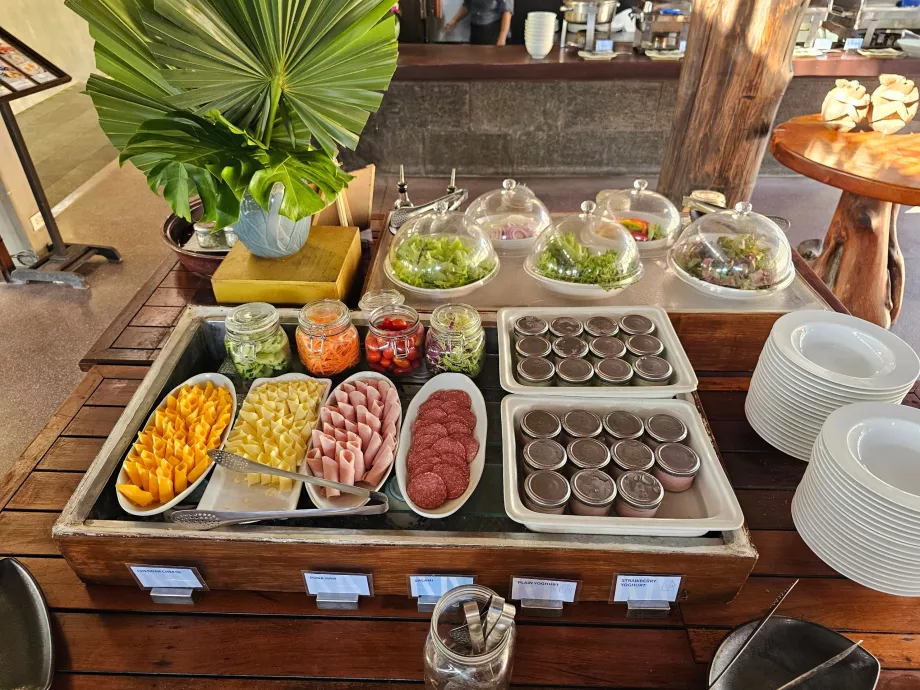 Pequeno-almoço - fiambre, queijo e legumes