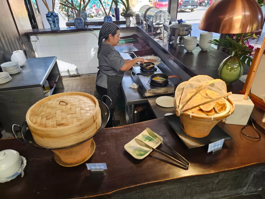 Pequeno-almoço - panquecas e preparação de ovos