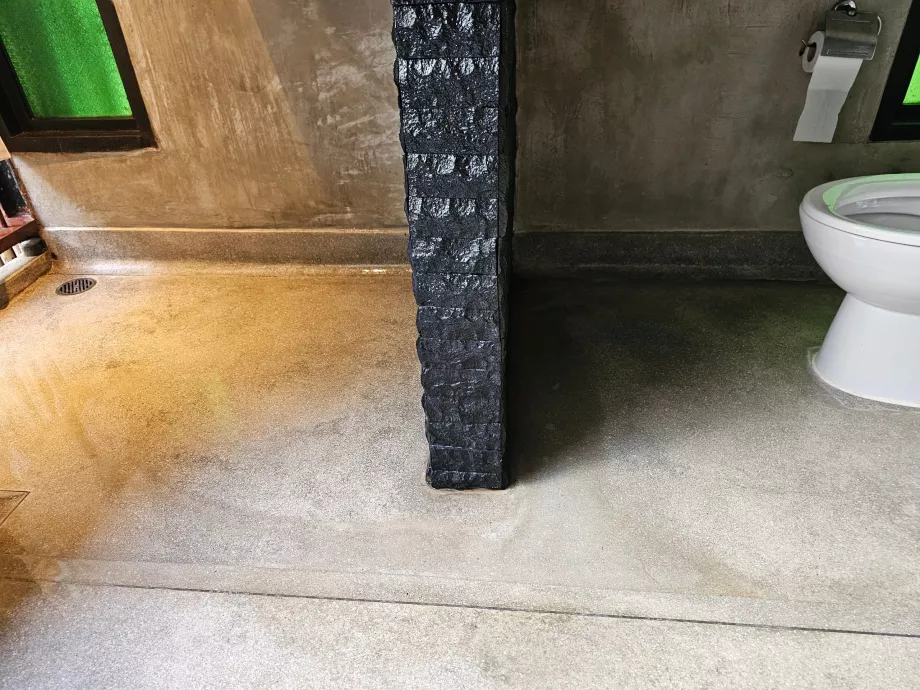 A água do chuveiro está a escorrer pela sanita