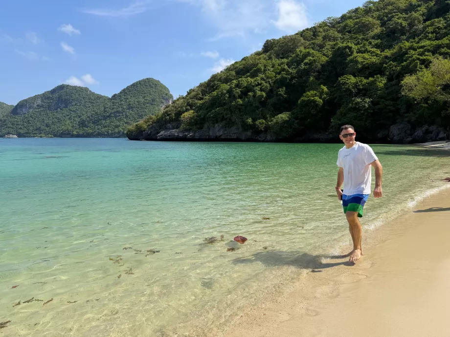 Eu na praia de Na Thap