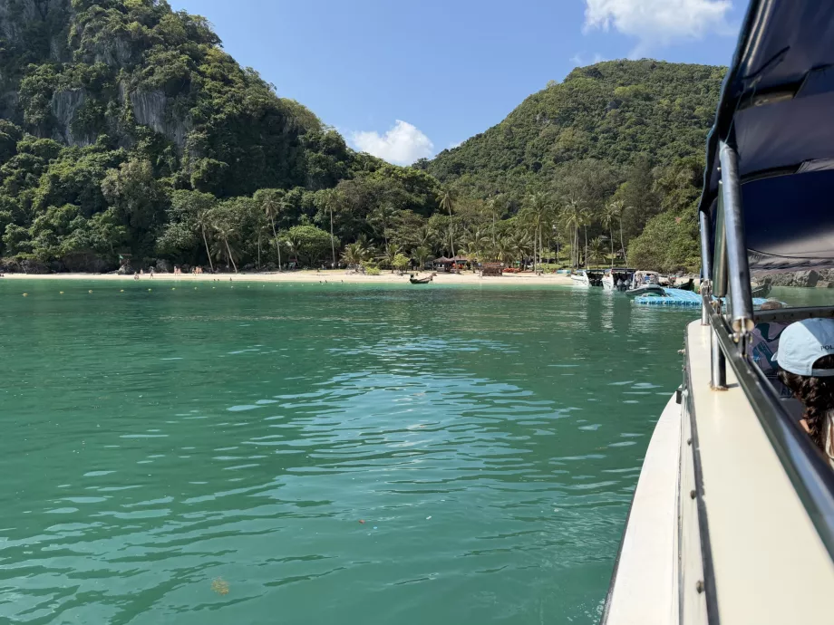 Aterragem na praia de Koh Wua Ta Lap