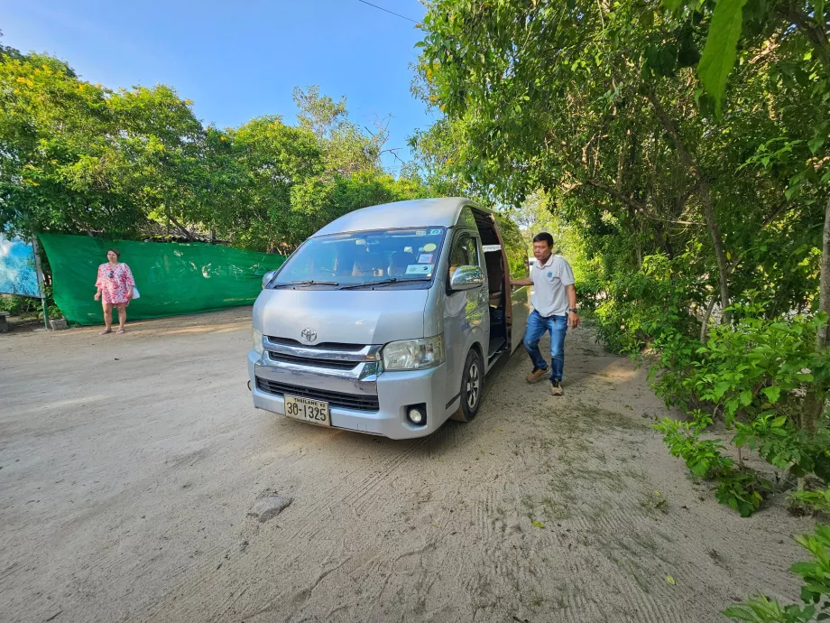 Minivan para o transporte do hotel para o cais
