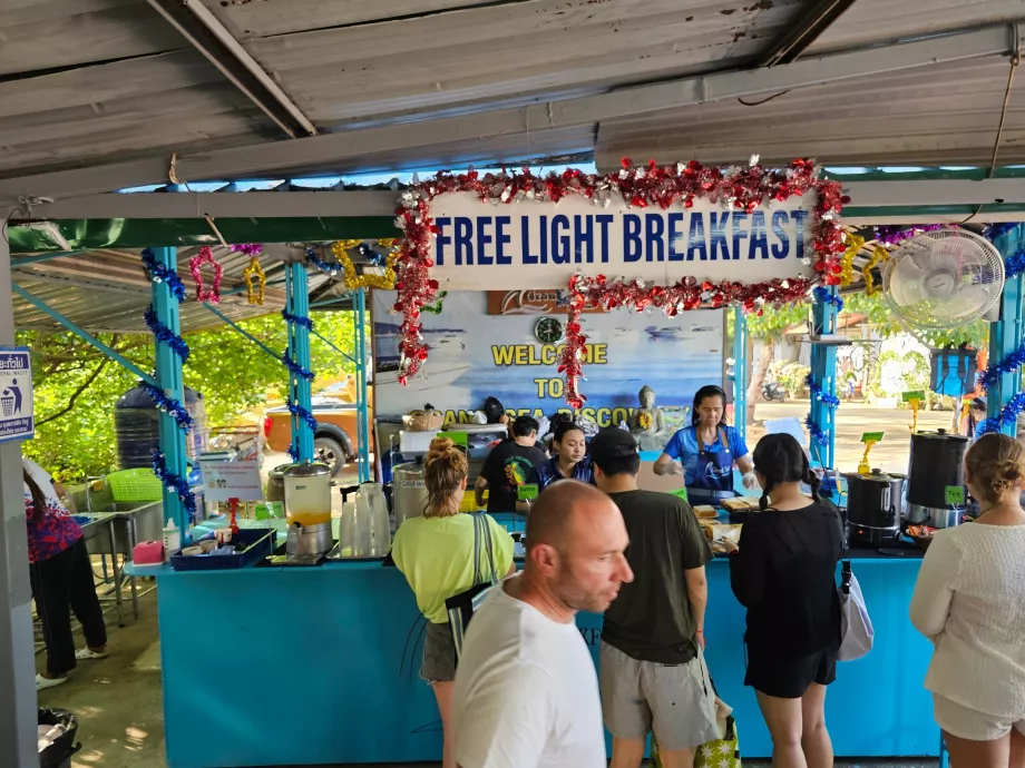 Pequeno-almoço ligeiro gratuito antes da partida