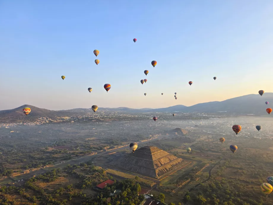 Voo de balão sobre as pirâmides de Teotihuacán