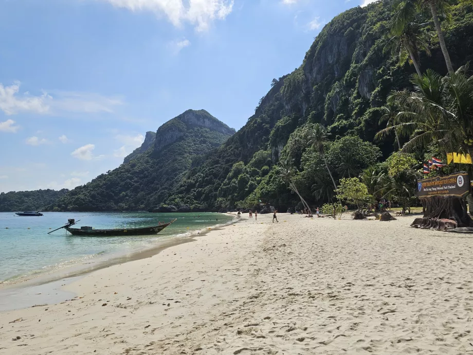 Praia na ilha de Koh Wua Ta Lap
