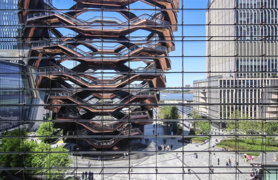 O navio visto do arranha-céus The Edge