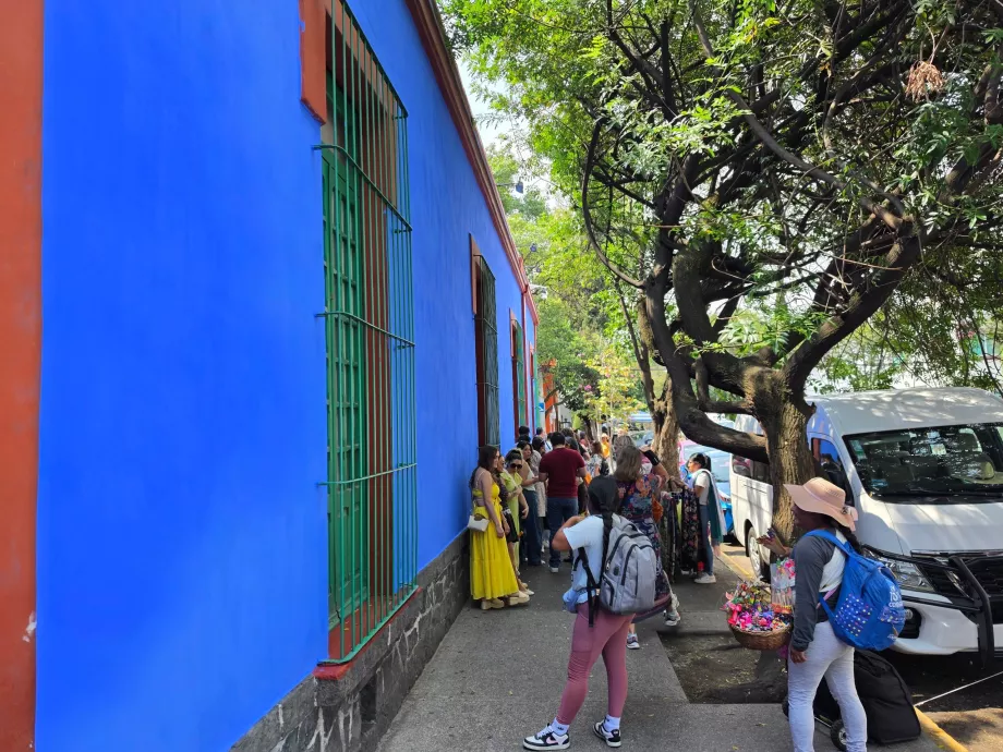 Fila de espera em frente ao Museu Frida Kahlo