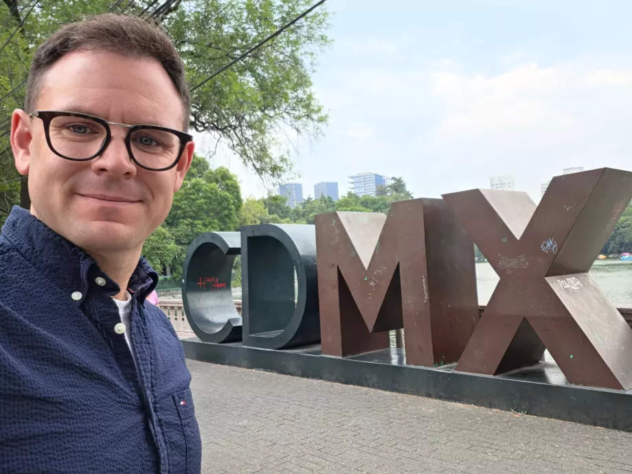 Eu em frente ao sinal "CDMX"
