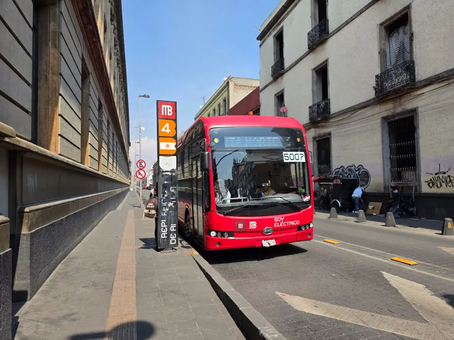 Paragem de metrobus no centro histórico