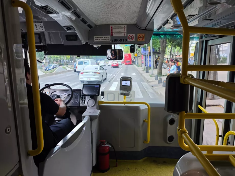 Leitor de pagamento de tarifas junto do condutor