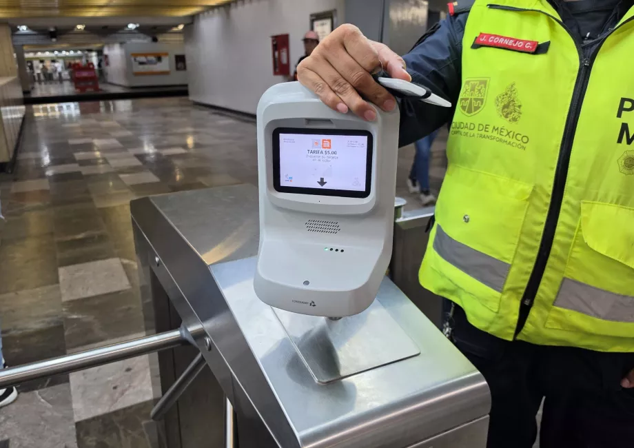Pagamento com cartão no metro