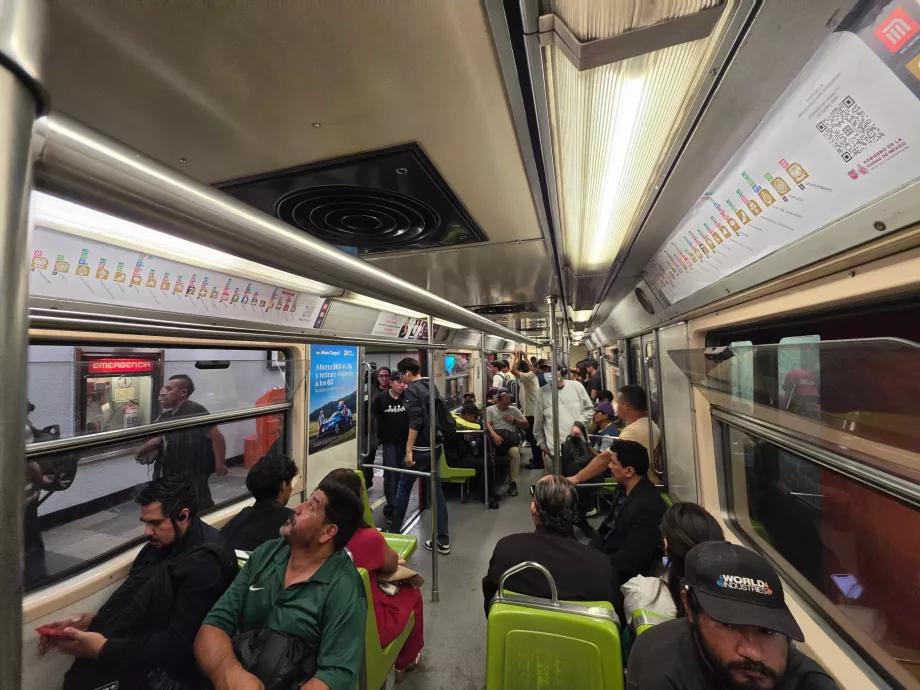 Interior do metro em CDMX