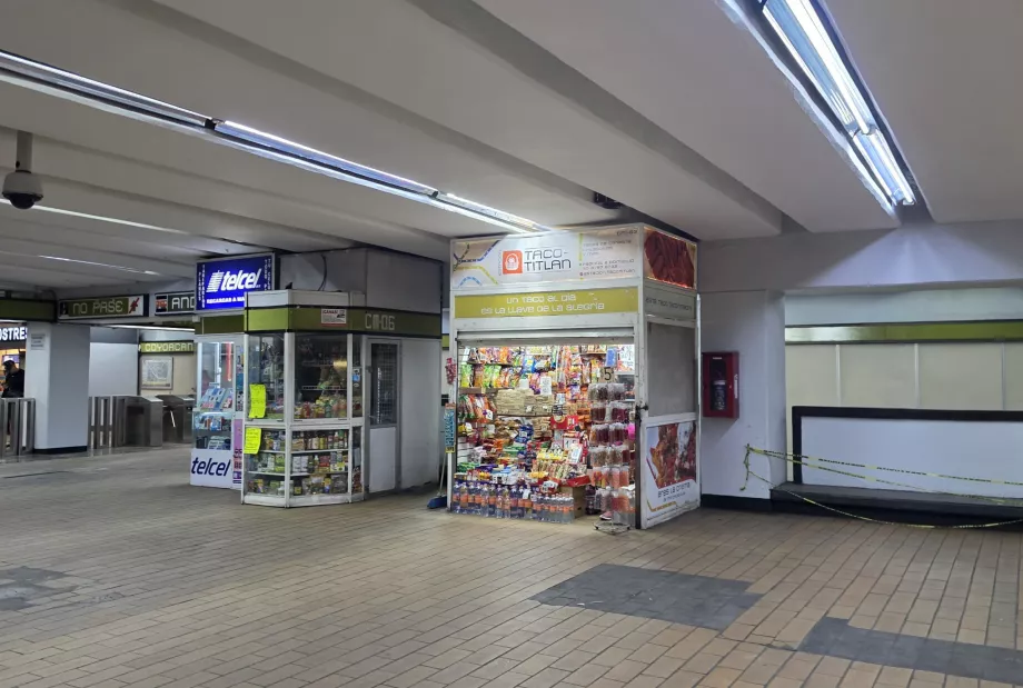Pequenas bancas de venda nas estações