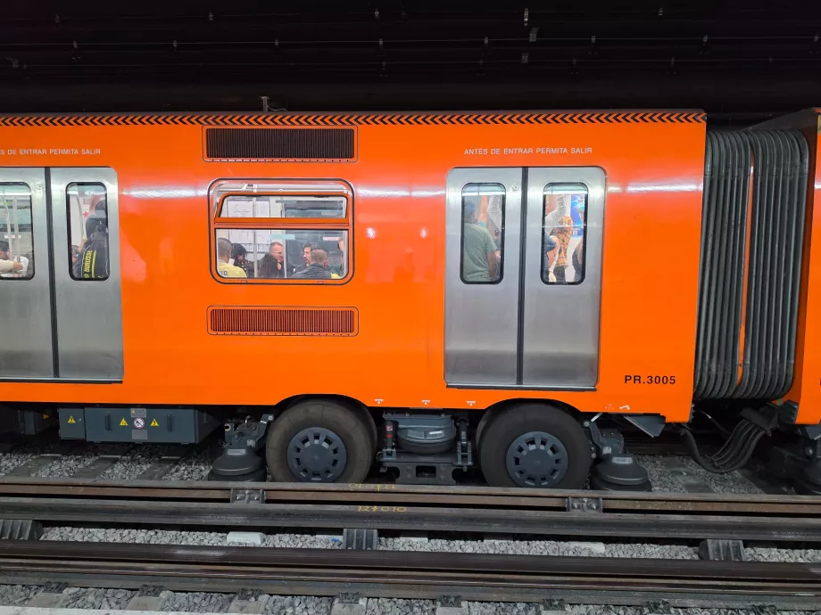 Pneus de borracha nos comboios do metro