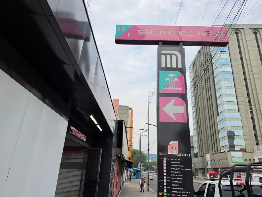 Marcação da entrada da estação de metro