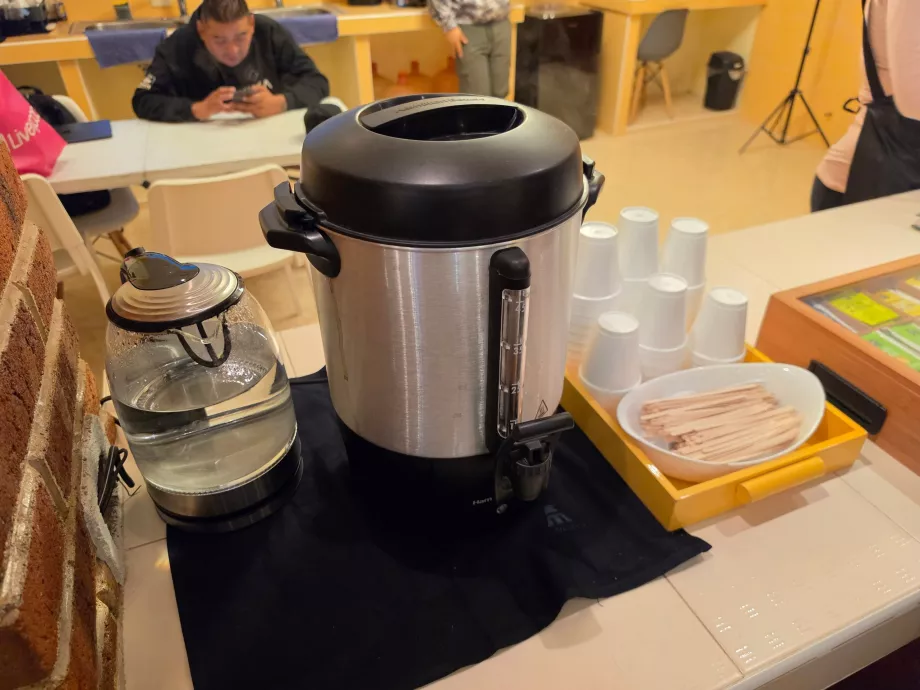 Água quente grátis para o chá