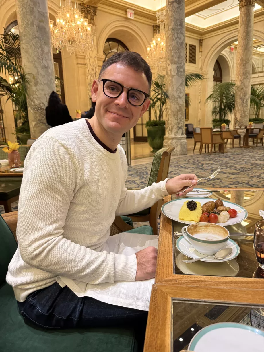 Eu ao pequeno-almoço no Hotel Plaza