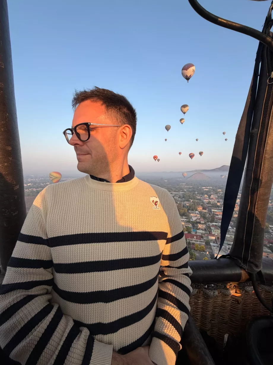 Eu num balão sobre as pirâmides