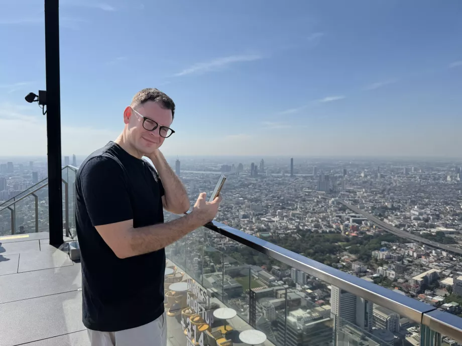 King Power Mahanakhon - eu à espreita (sol desagradável nos olhos)