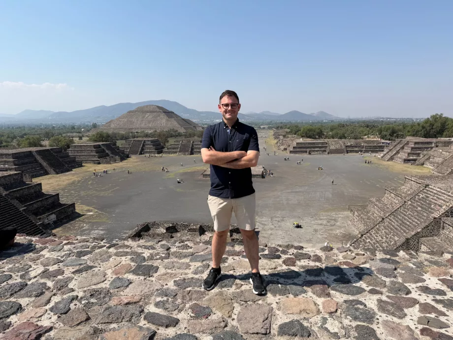 Eu em cima da Pirâmide da Lua