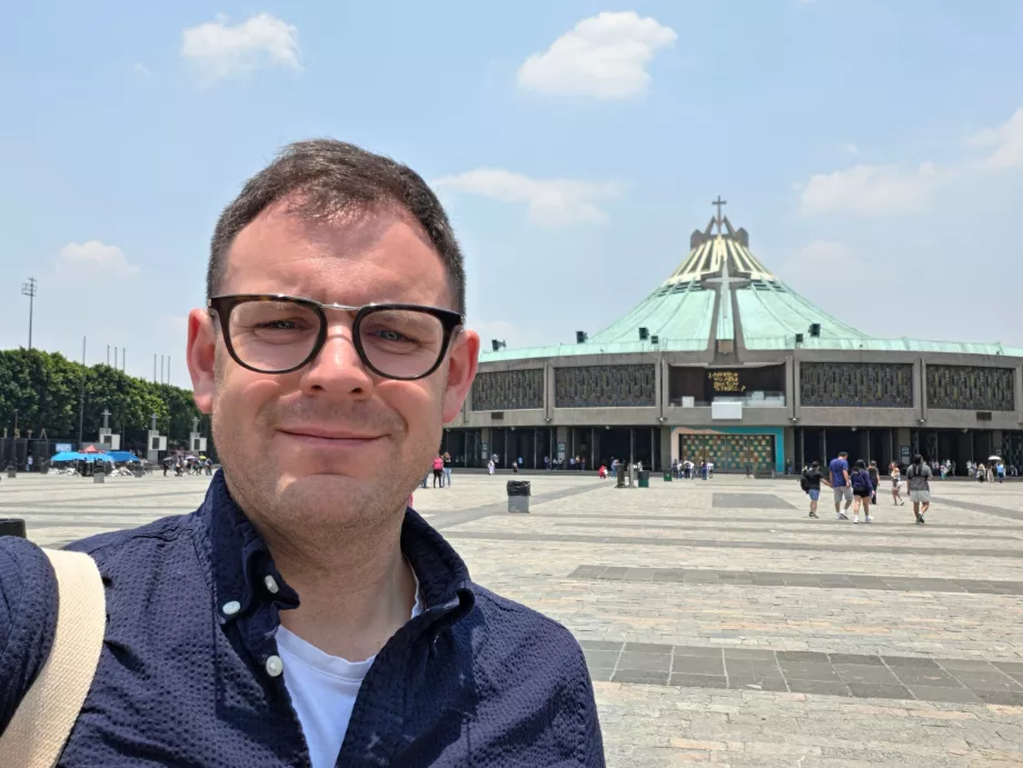 Eu em frente à Basílica de Guadalupe