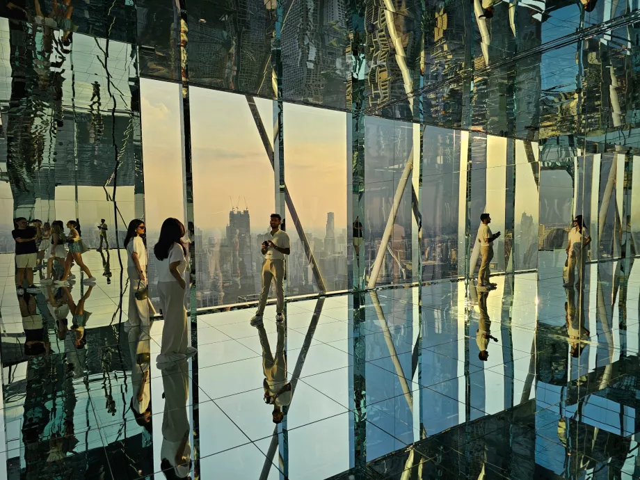 Akara Sky Hanuman - Reflexo de Banguecoque