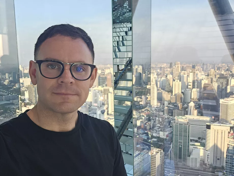 Akara Sky Hanuman - Eu no quarto Reflexão de Banguecoque