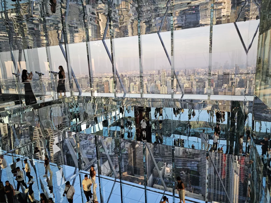 Akara Sky Hanuman - Reflexo de Banguecoque