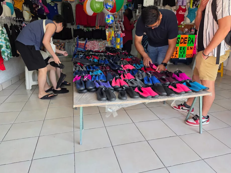 Aqui compramos sapatos de água