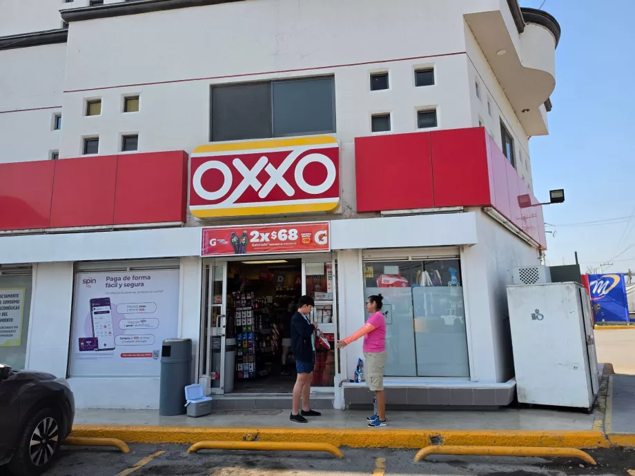 Em frente ao mini-mercado Oxxo