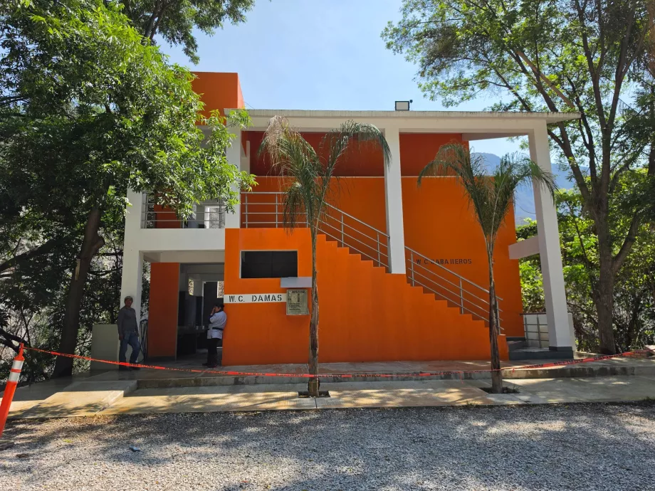 Casa de banho pública no parque de estacionamento em frente a Grutas Tolantongo