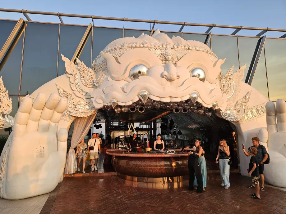 Akara Sky Hanuman - a icónica entrada para o terraço