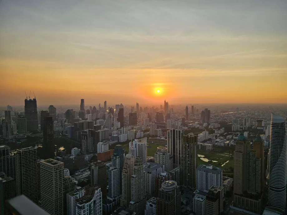 Pôr do sol de Akara Sky Hanuman