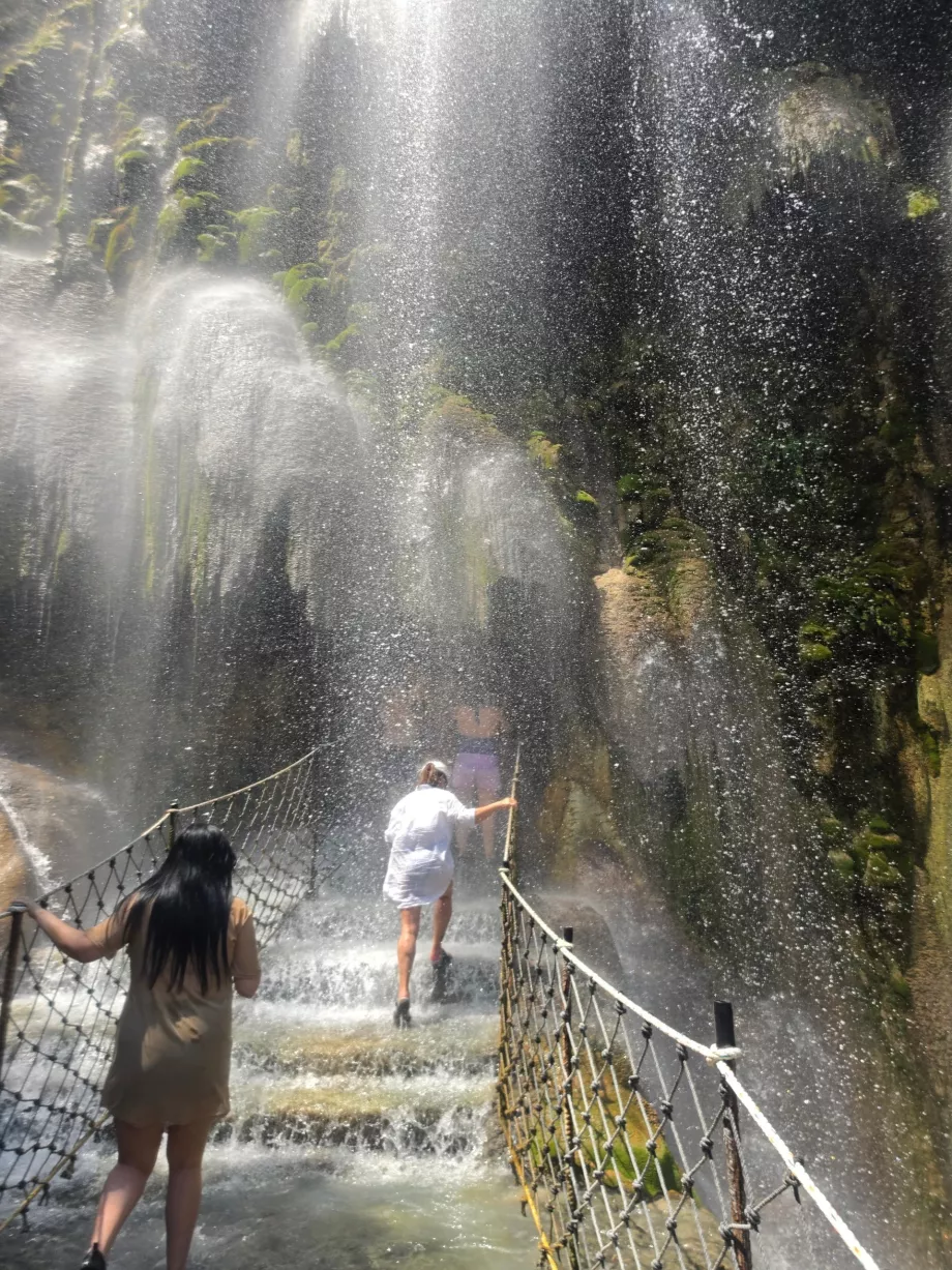 Entrada para uma pequena gruta/túnel