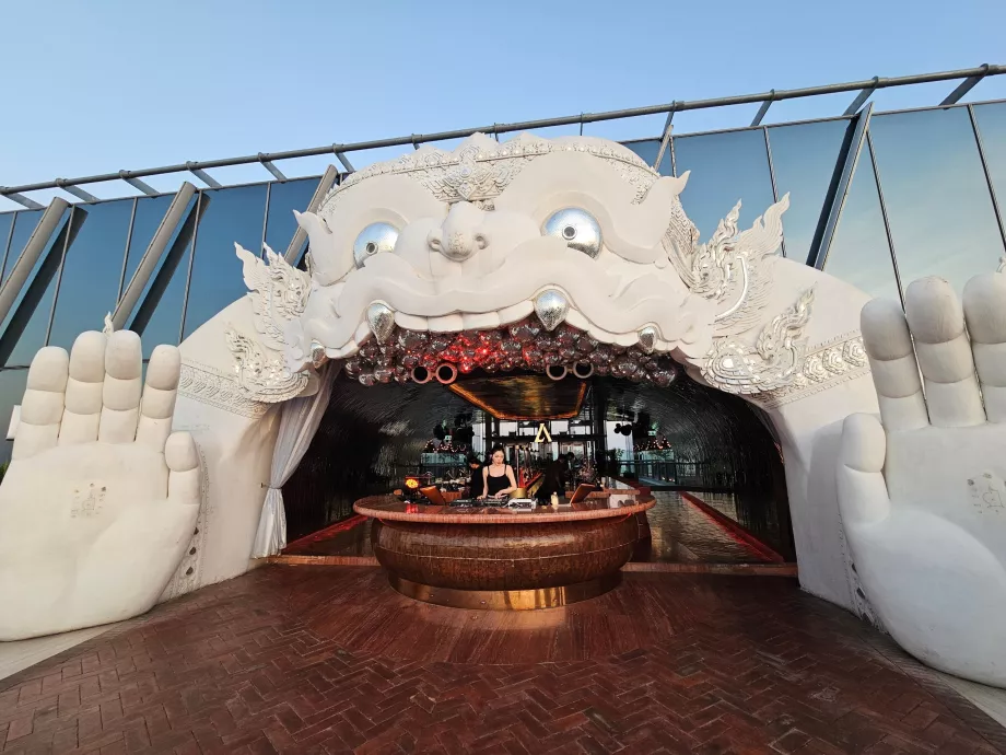 Akara Sky Hanuman - a icónica entrada para o terraço