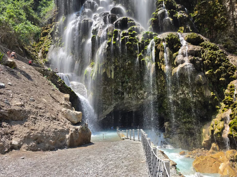Cascata e entrada para uma grande gruta aberta